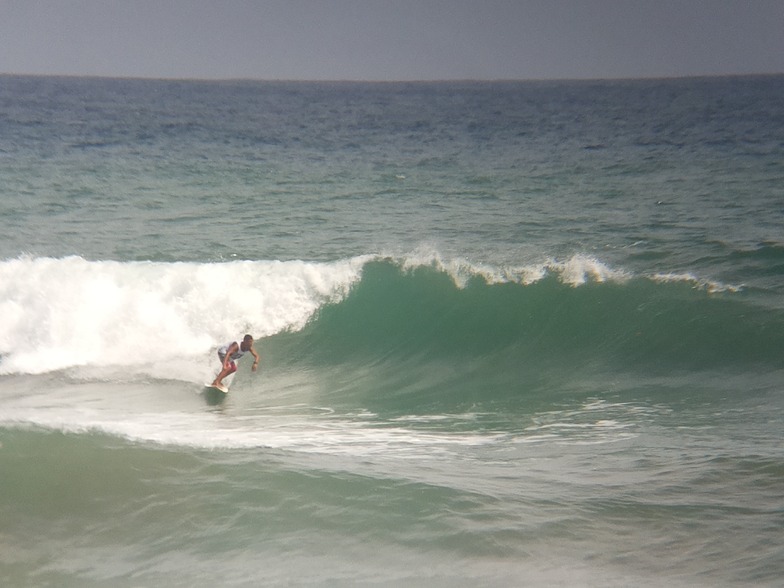 MARE ABAJO LOS POCITOS (AEROPUERTO) SURFER KALANI FLORES.