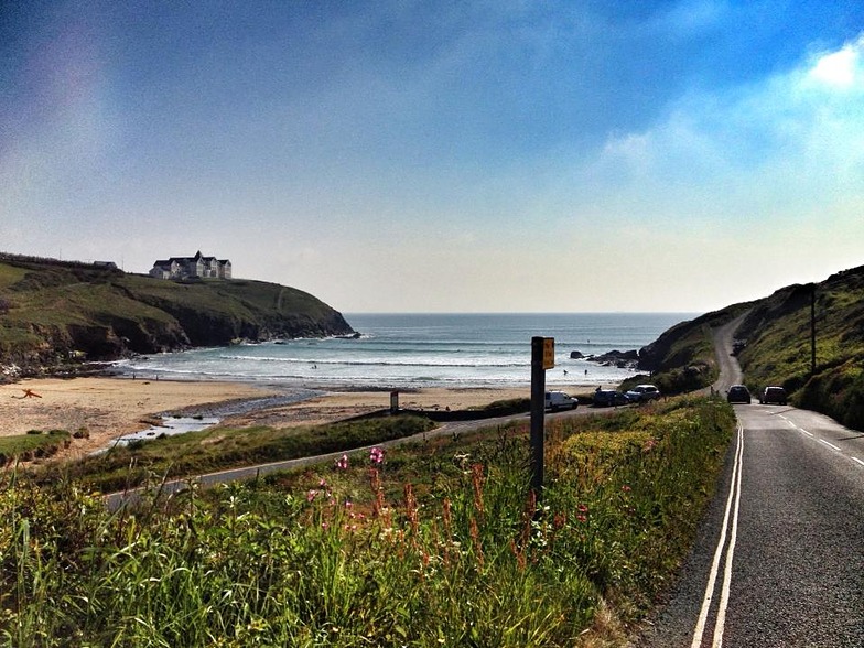 Poldhu Cove surf break