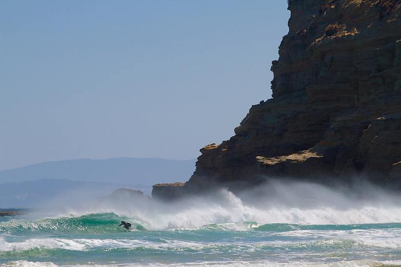 Strong offshore rockpiles (roaring beach)