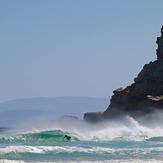 Strong offshore rockpiles (roaring beach)