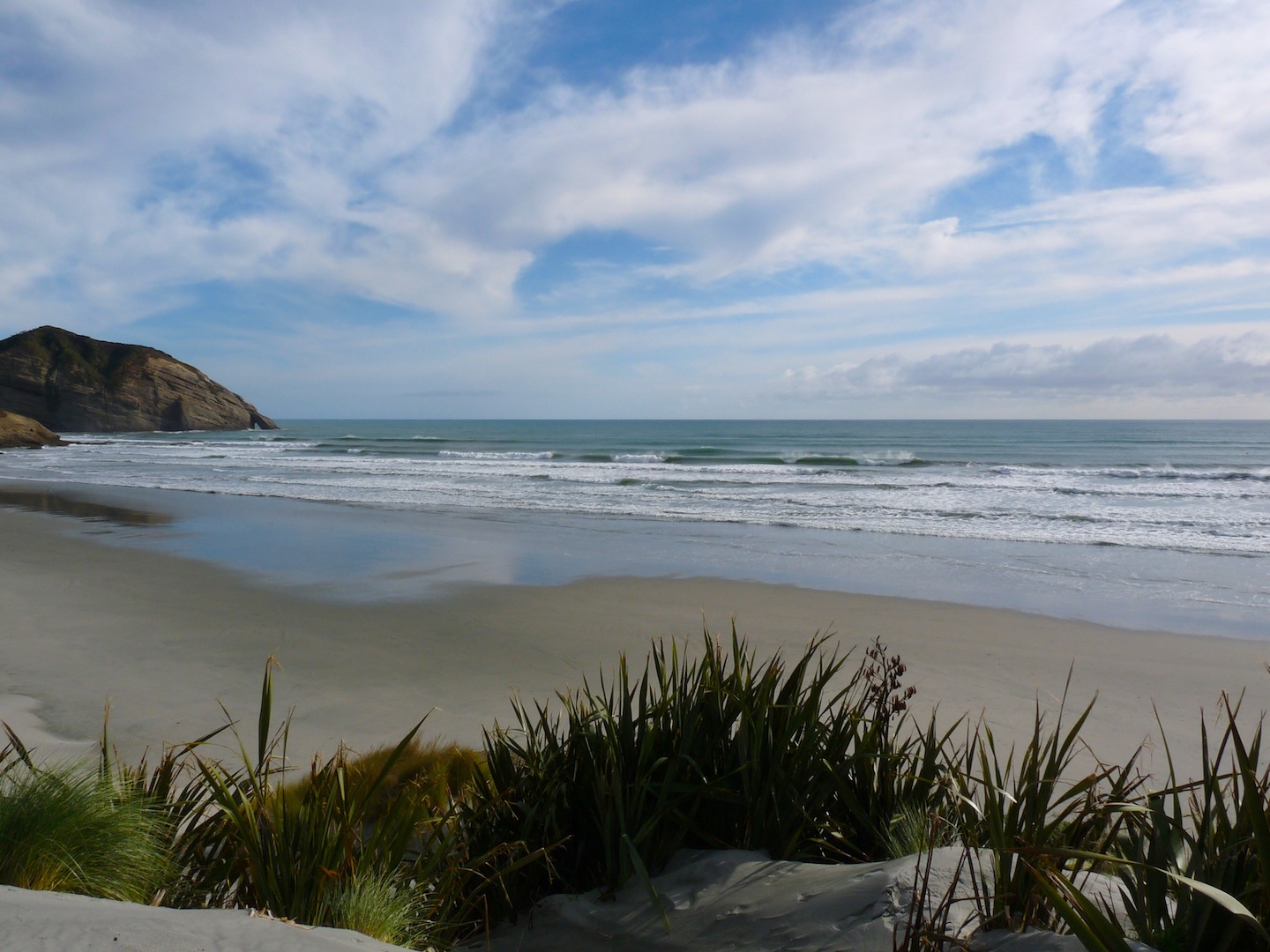 Wharariki surf, Wharariki Beach