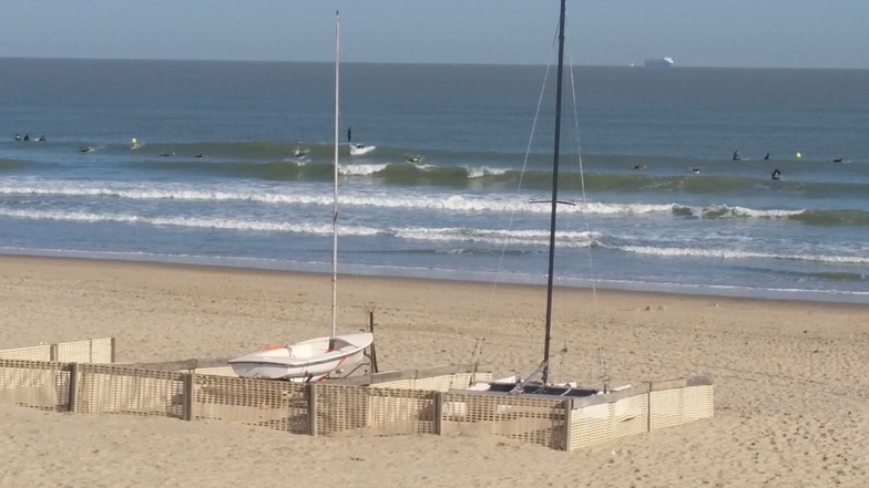 High tide nnw swell at the beach club in blankenberge