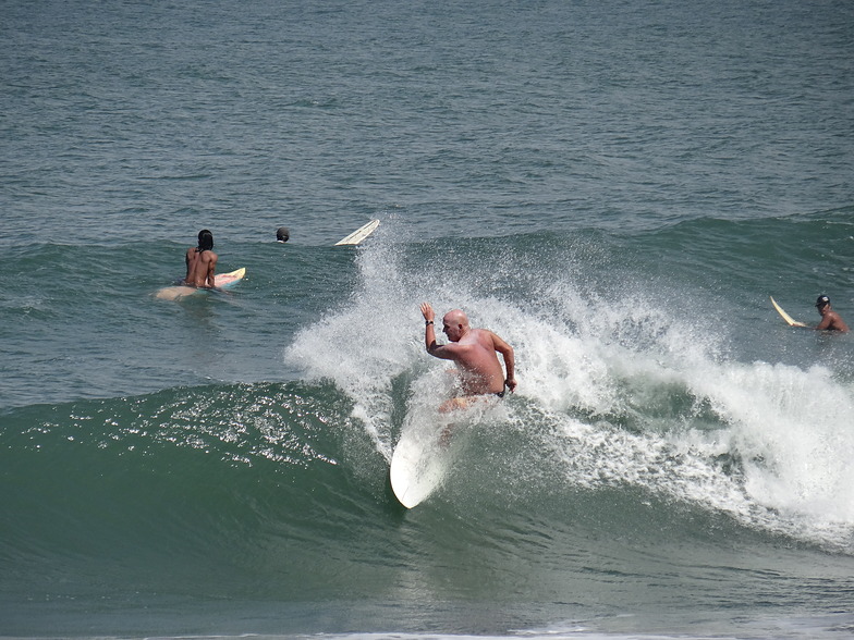 Urbiztondo Beach surf break