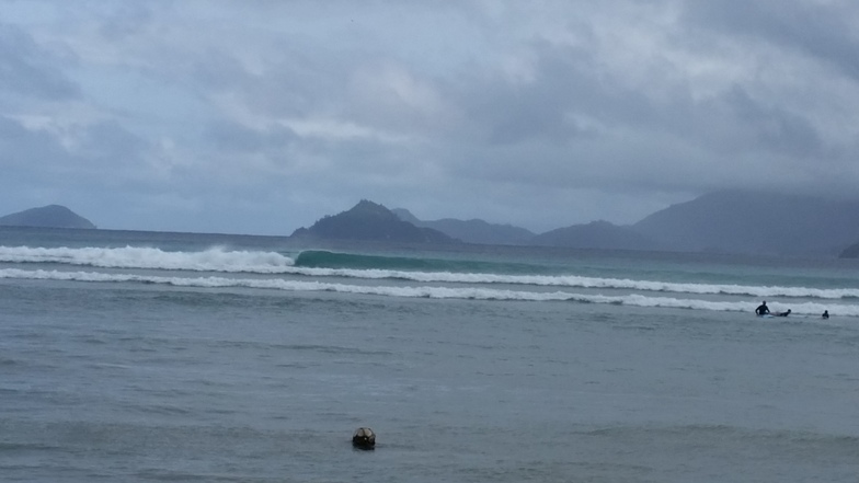 Anse aux Poules Bleues surf break