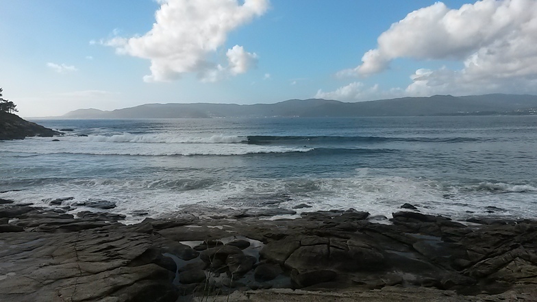 Cala de Aguieira, tuesday 6/10/15 west swell 3.5 mts at 14 seconds, strong south winds weren't bothering here, Playa Aguieira