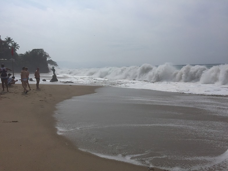 Heavy pounding waves all day, Puerto Vallarta Rivermouth