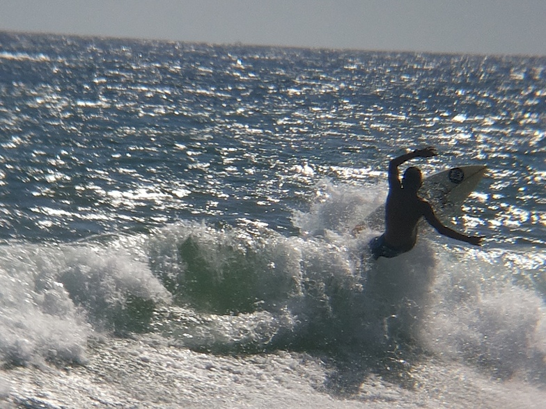 MARE ABAJO LOS POCITOS. SURFER KALANI FLORES