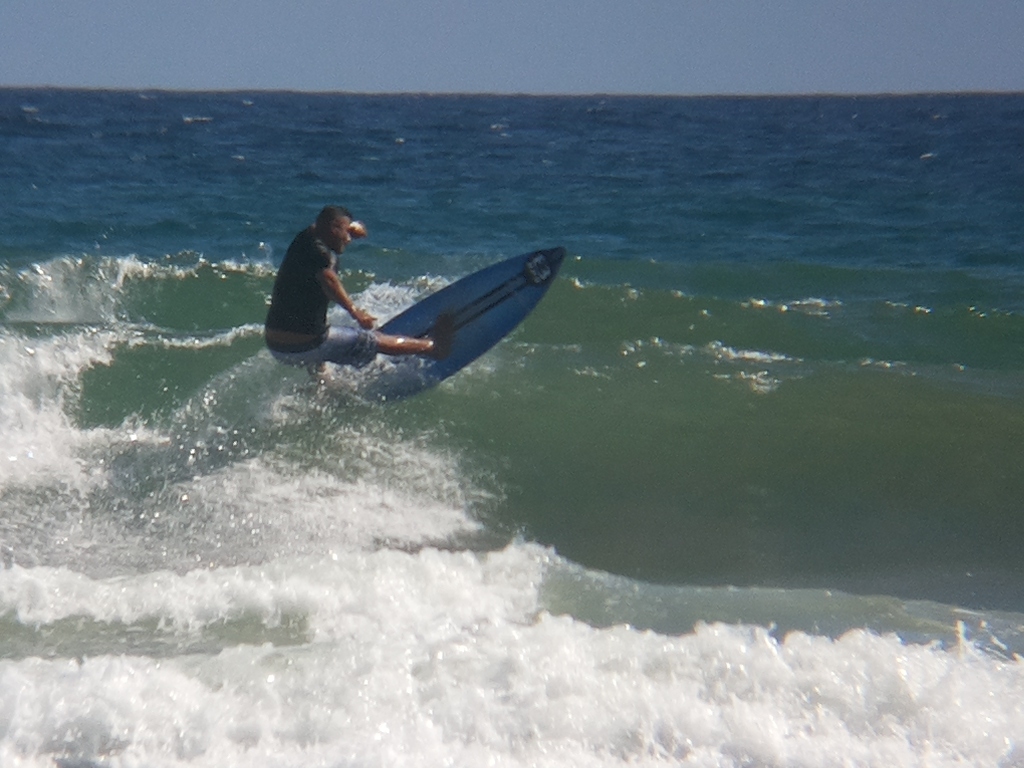MARE ABAJO LOS POCITOS. SURFER JEAN CARLOS FLORES (BOMBERITO)