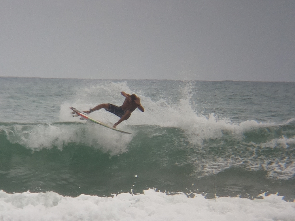 MARE ABAJO LOS POCITOS. SURFER: VICTOR AGUIRRE.  FOTO: @dajegadi