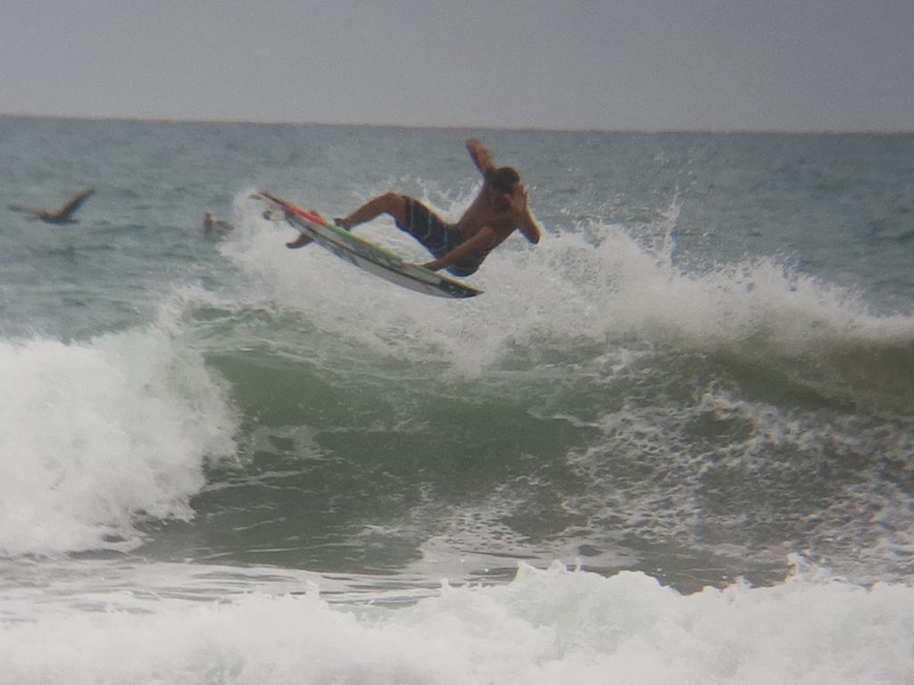 MARE ABAJO LOS POCITOS. SURFER: VICTOR AGUIRRE.  FOTO: @dajegadi