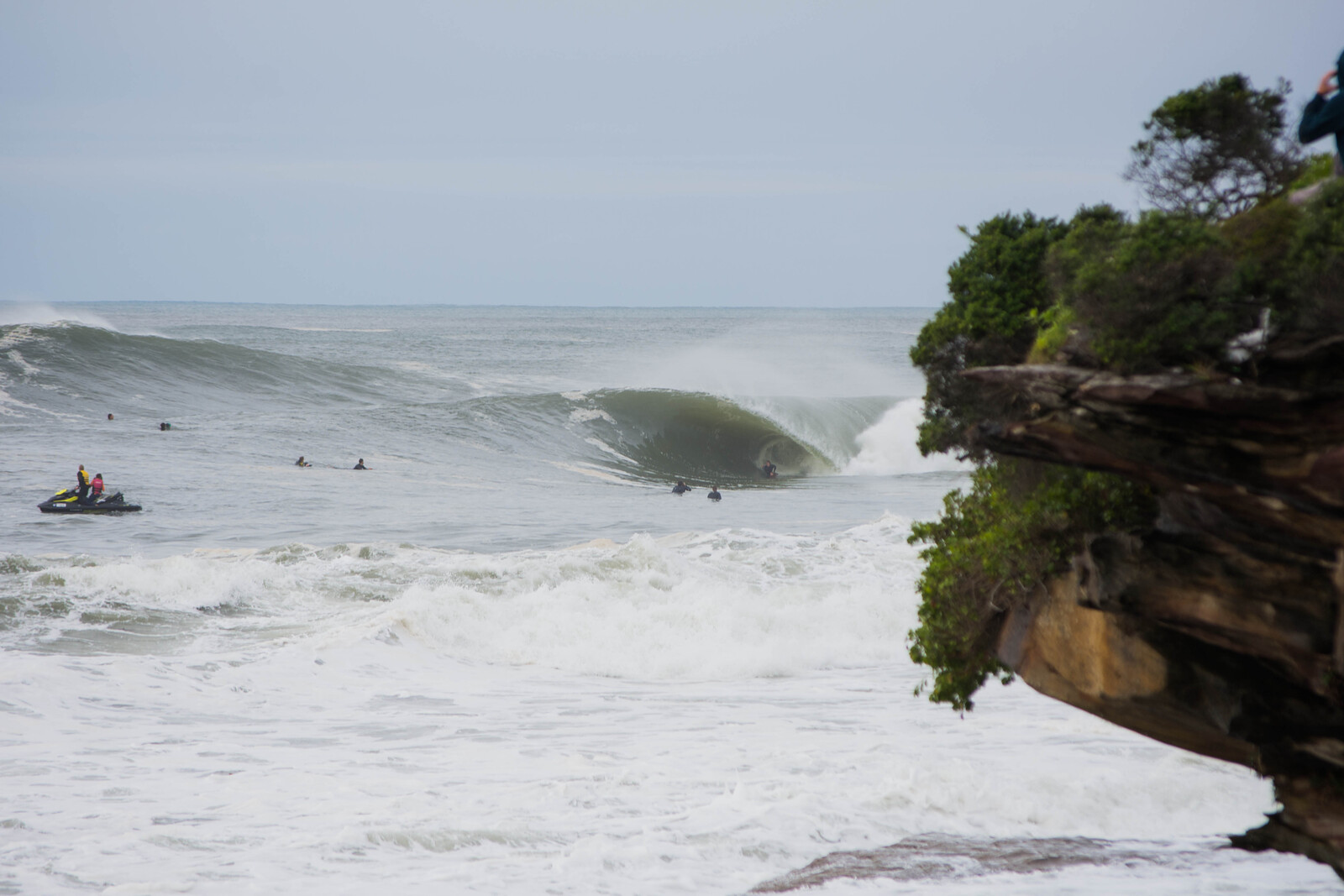Falling in line, Shark Island (Cronulla)