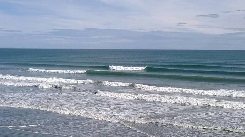 A few small lines at focky beach, Foxton Beach