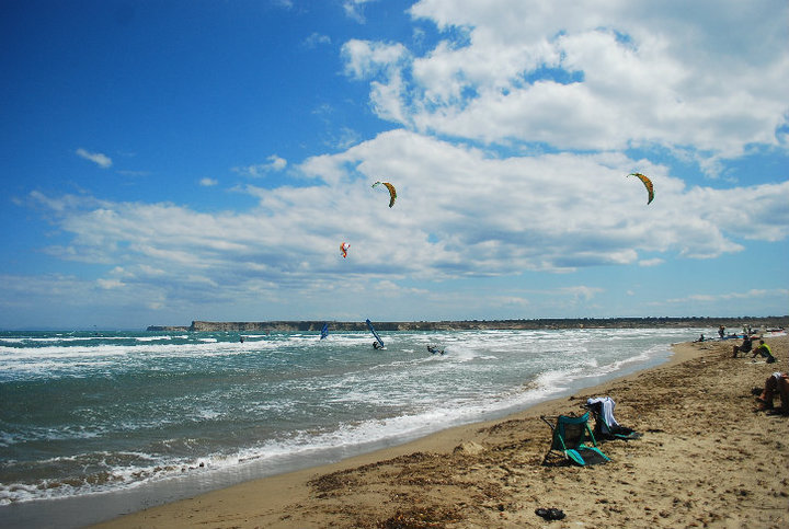 School was found Volkite Kefaloz dark, and 4 km on-shore wind. Kiteboard officially closed to traffic for the sandy bay separated. www.volkite.com