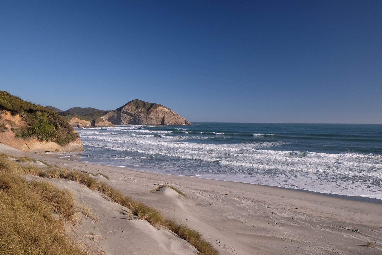 Big surf at Wharaiki before high tide, Wharariki Beach