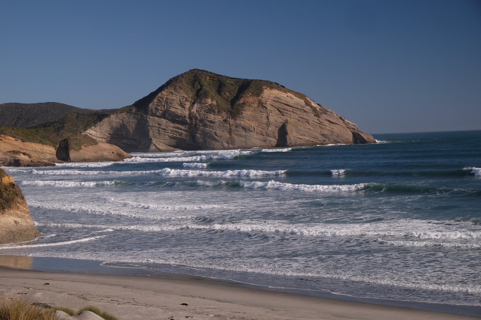 Big waves at Wharariki, Wharariki Beach