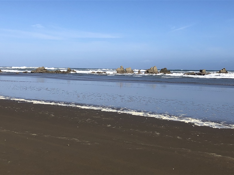 Herbertville beach. Rocks at south end