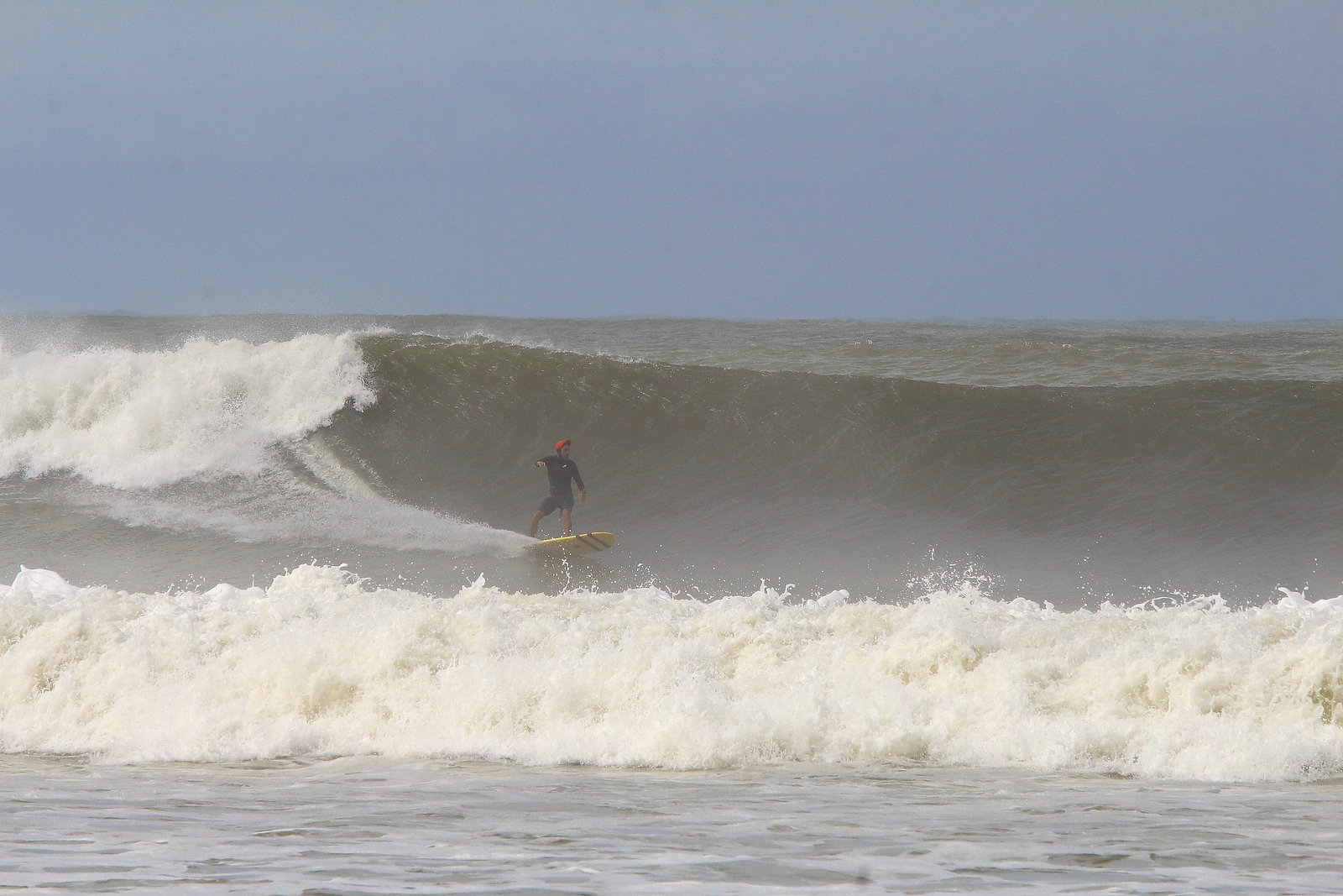 Mar épico e pesado na praia das Dunas, Mangue Seco
