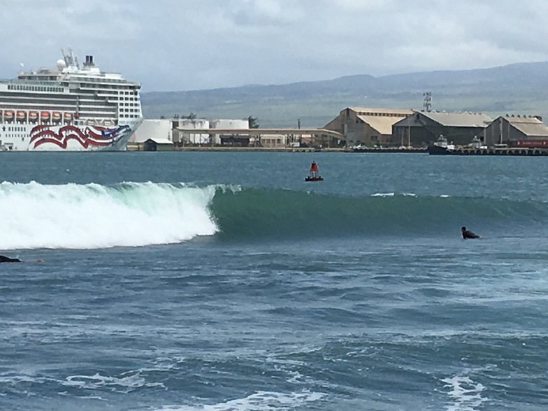 Kahului Harbor surf break