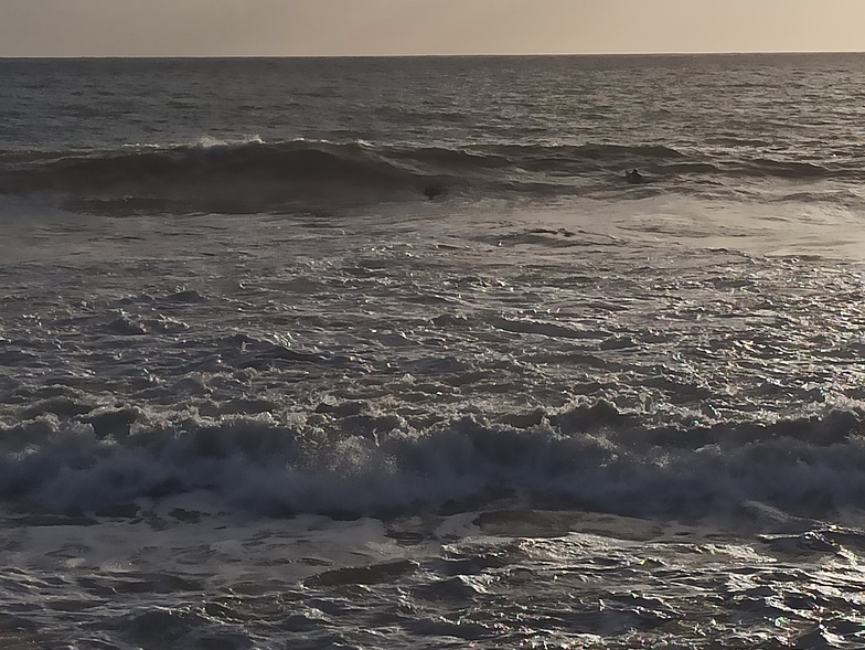 2 surfeurs alone near the rocks, Lesconil