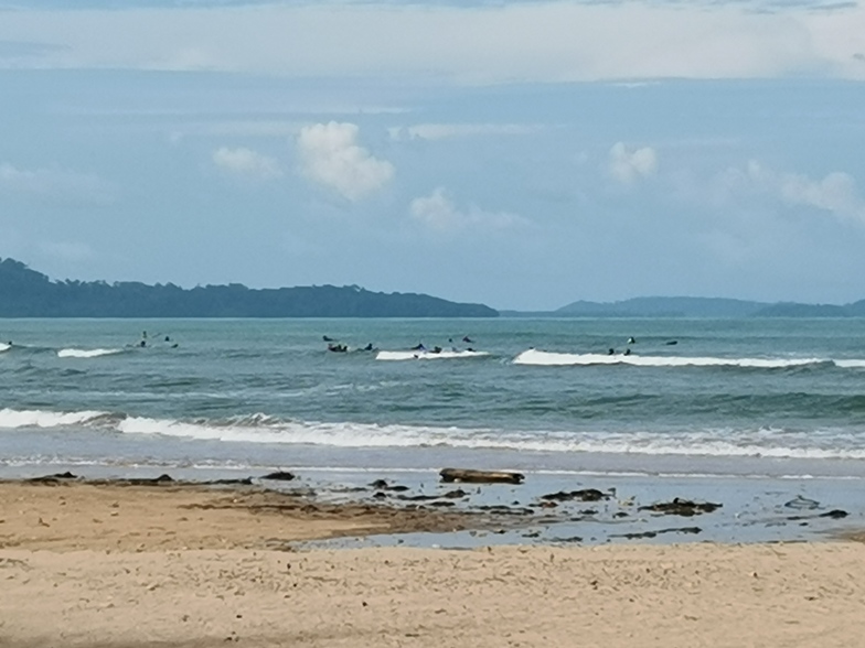 Many surfers at Cape Pakarang Right