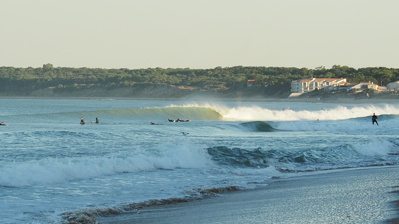 Les Conches surf break