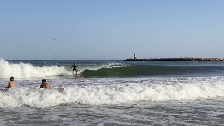 Surfing waves for beginners, Meia Praia