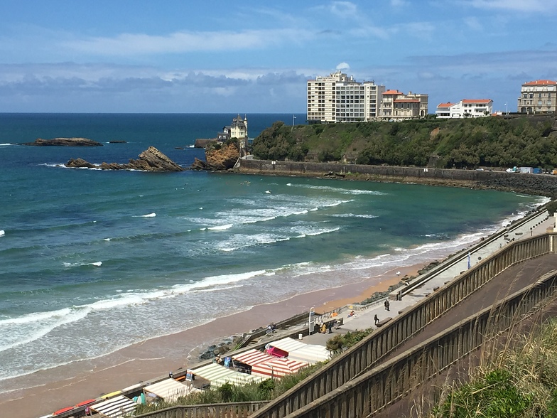 View from top of the ‚falaises‘ on to La plage de la Côte des Basques, Biarritz - Cote des Basques