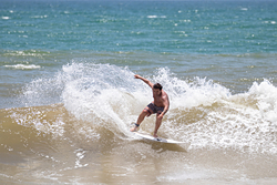 Feras do surf disputam título nas ondas do Solemar em Jacaraípe