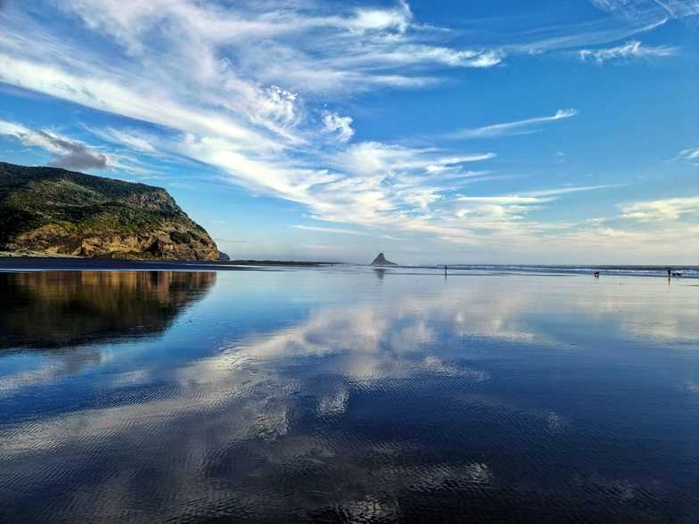 Glassy low tide, Karekare