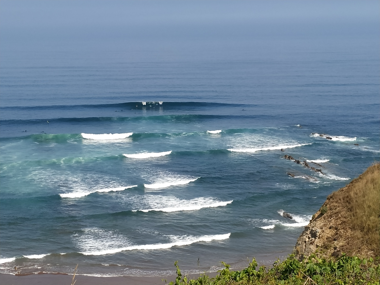 Set breaking in "Triangular" point (right part of Salvaje beach), Barinatxe - La Salvaje