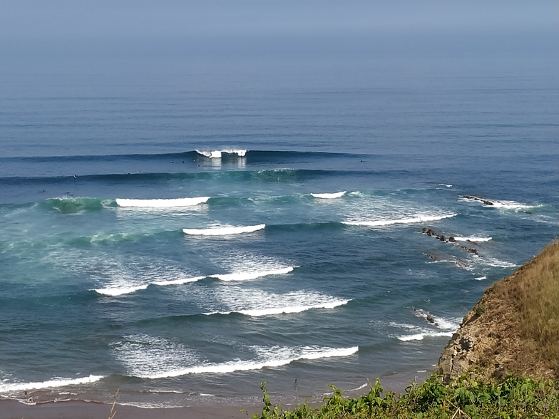 Surfers going right&left in "Triangular" point (right part of Salvaje beach), Barinatxe - La Salvaje