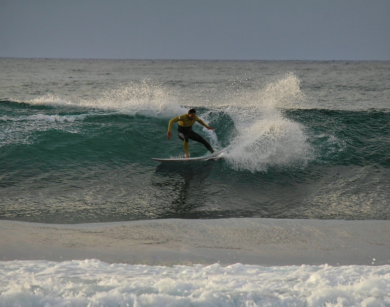 Ali #Lawavesurfcrew, La Izquierda