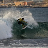 Ali #Lawavesurfcrew, La Izquierda