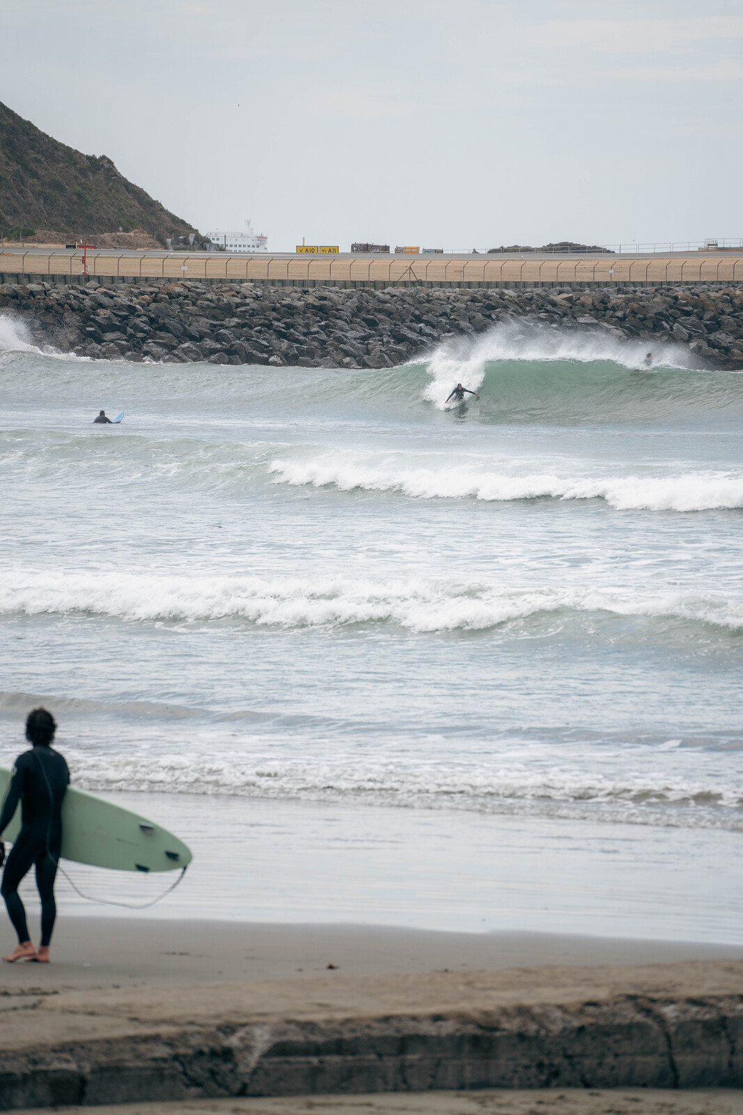 Lining up the tube, Lyall Bay