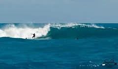 robinho na onda de becksaid pra esquerda surfista local das urnas.pasando na seção da urca da Conceição, Urca da Conceicao