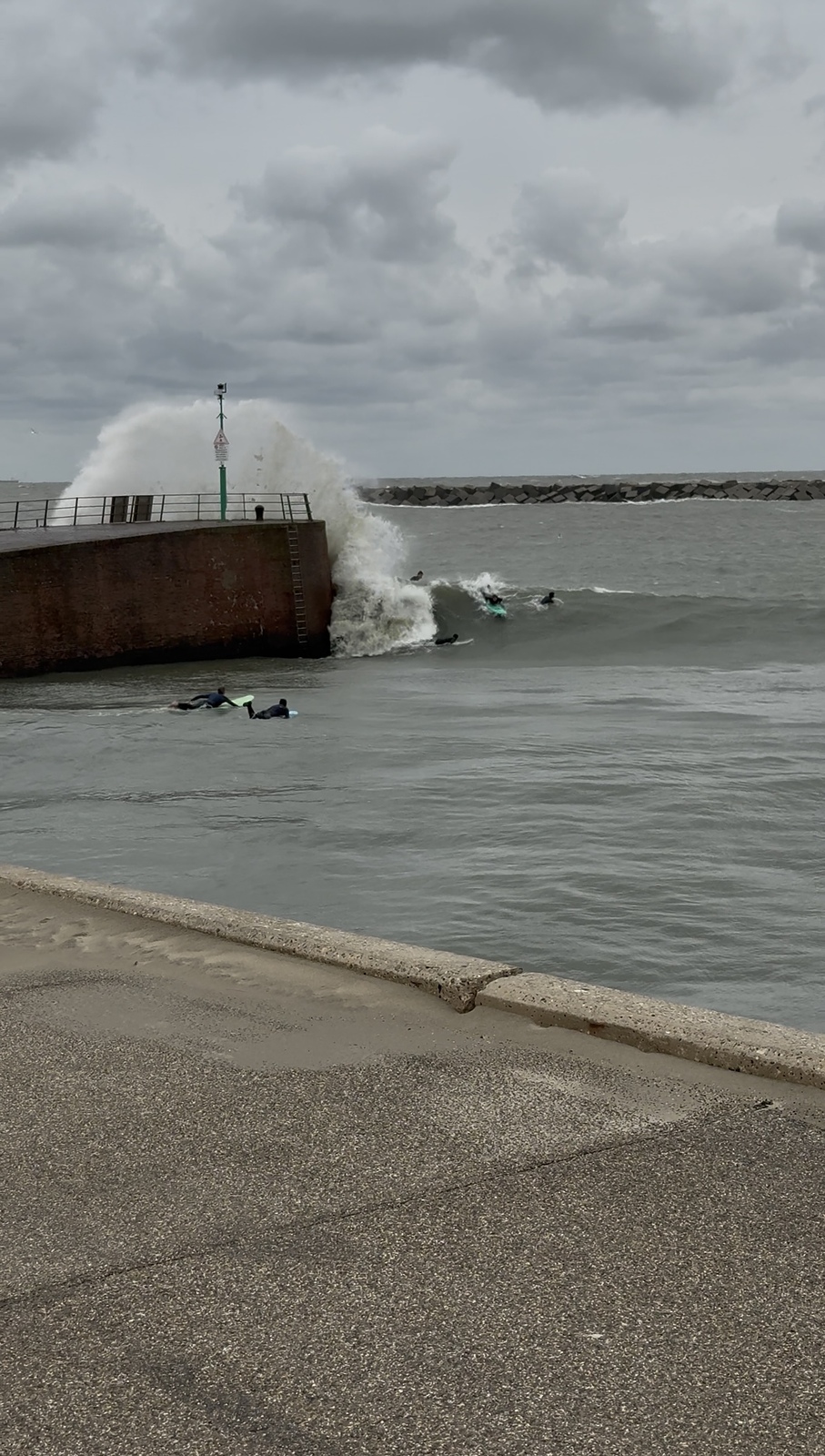 Dutch Wall surfers, Scheveningen Pier