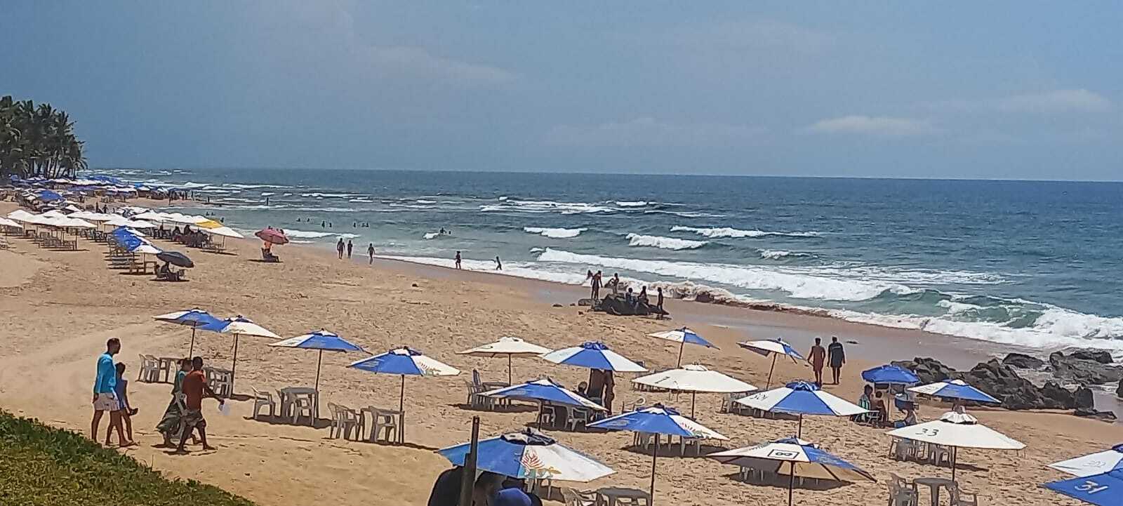 Corrente (ao fundo) e beach break (mais próximo)