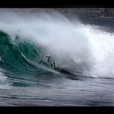 sick shorebreak over the rocks, El Zunzal