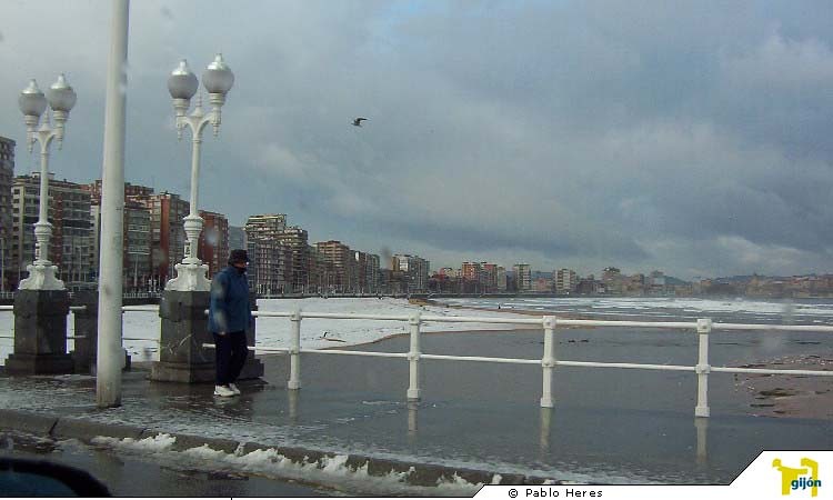Snow in Playa de San Lorenzo, Gijón ( Asturias )