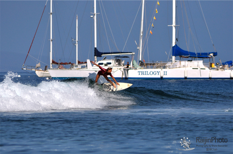 Lahaina Harbor Break Wall surf break