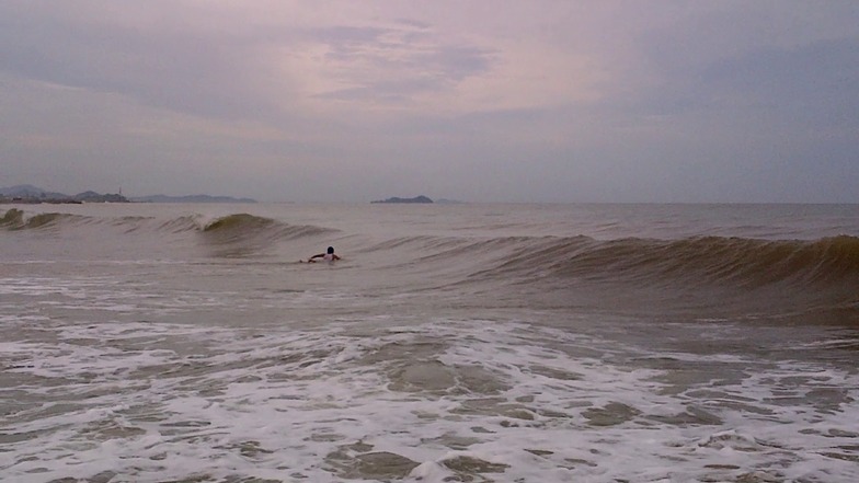 Tanjung Aru Beach surf break