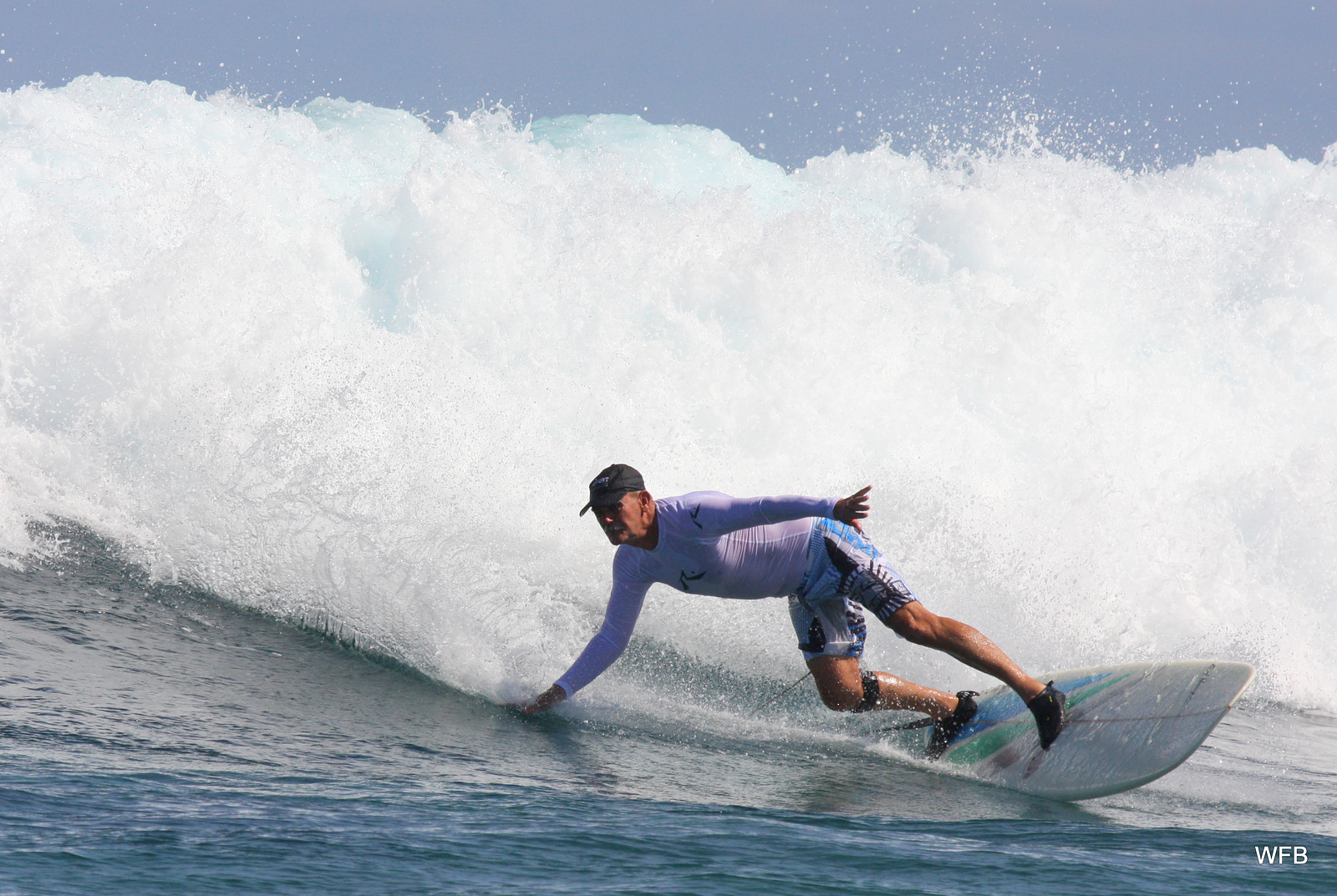 Billy digging hard, Nusa