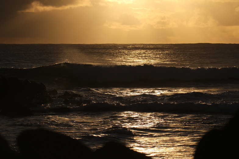 Sunset on the Hava, Motu Hava