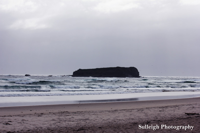 Fingal Point and Beach surf break