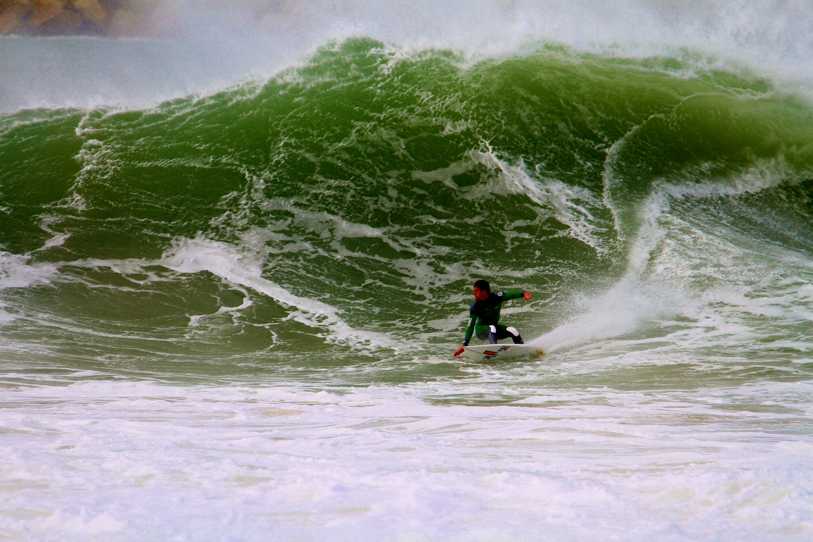 Dane Hall surfing Molhe Leste, Molho Leste
