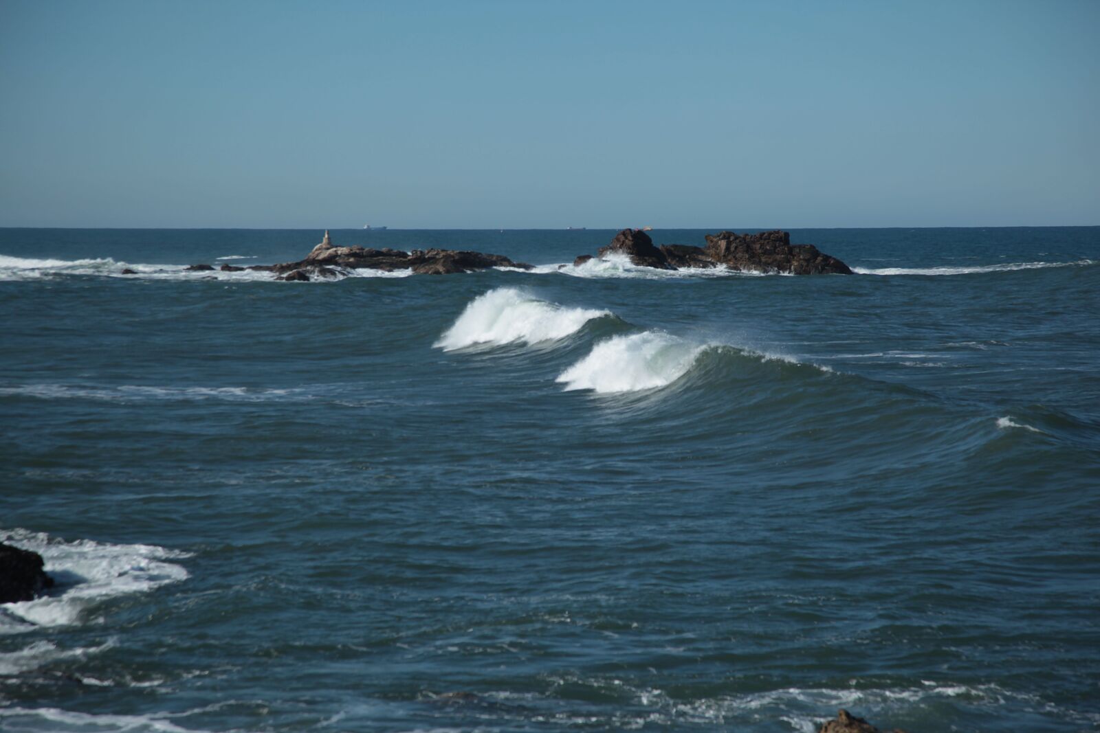 Waves in rocky bay, Praia do Aterro