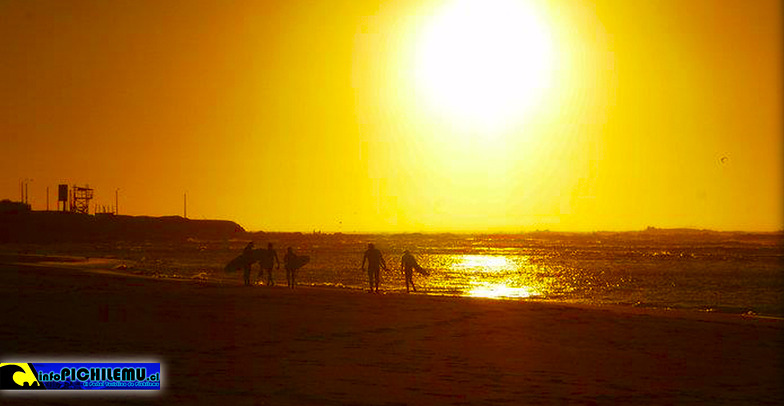 Surfistas en el Atardecer