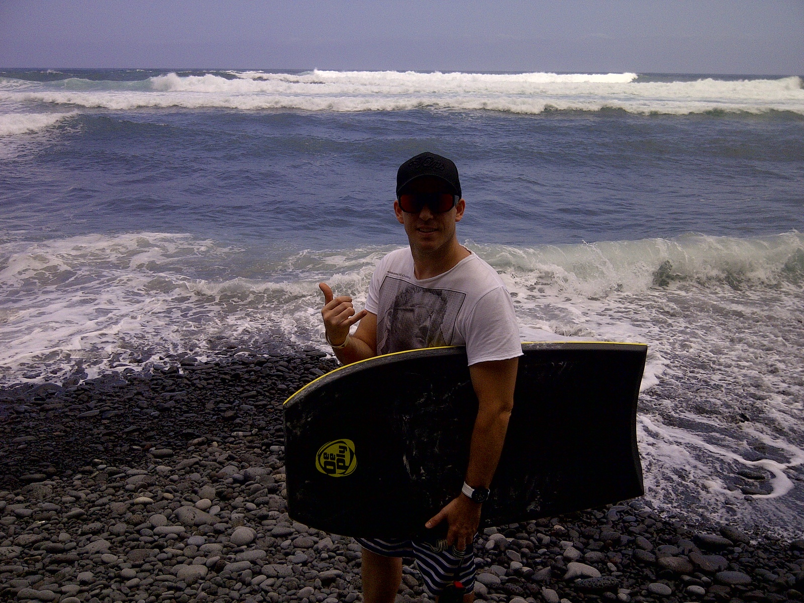 listo para la sesion de bodyboard en san vicente, faja da areia